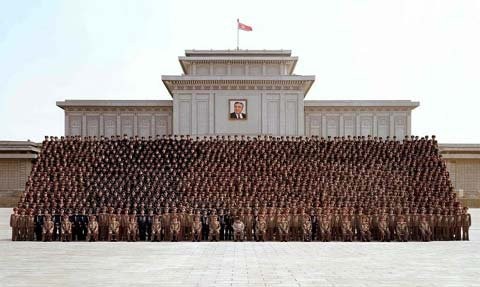 Bức ảnh này, được Hãng thông tấn trung ương Triều Tiên (KCNA) đăng tải ngày 20/3/2009, chụp Chủ tịch Kim Jong-il (hàng trước, giữa) tại một cuộc gặp của các chiến sĩ tiền đồn tại Quảng trường thuộc Cung tưởng niệm Kumsusan, Bình Nhưỡng.